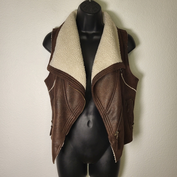 Forever 21 Jackets & Blazers - Forever 21 Fleece Lined Faux Leather Vest size Small